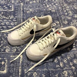 NIKE Court Legacy Lift / Women’s / Size 7